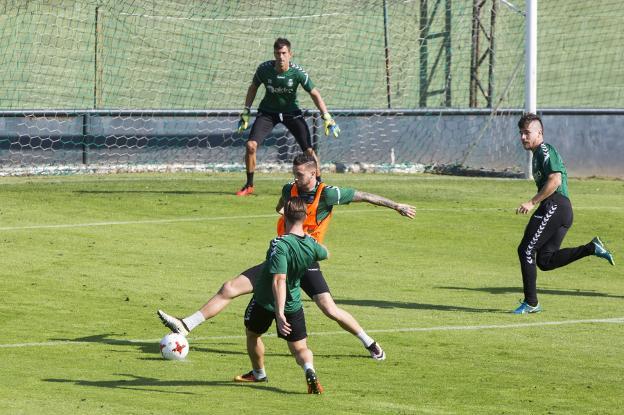 Héber trata de superar a Borja Granero, ante la mirada, al fondo, de Iván Crespo