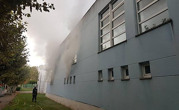 Efectivos de los bomberos de Torrelavega controlaron el incendio.