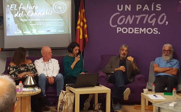 Van den Eynde, en mitad de su ponencia, en la cita organizada por Podemos.