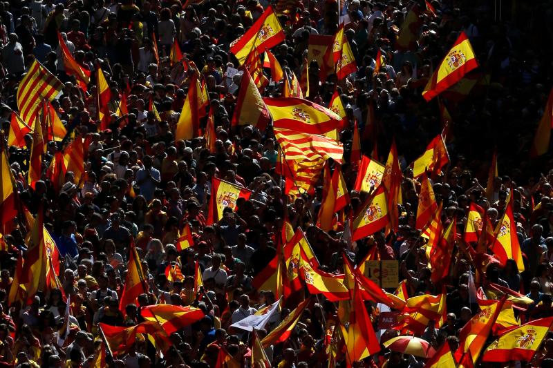 Miles de personas se conentran en la capital catalana para «recuperar la sensatez»