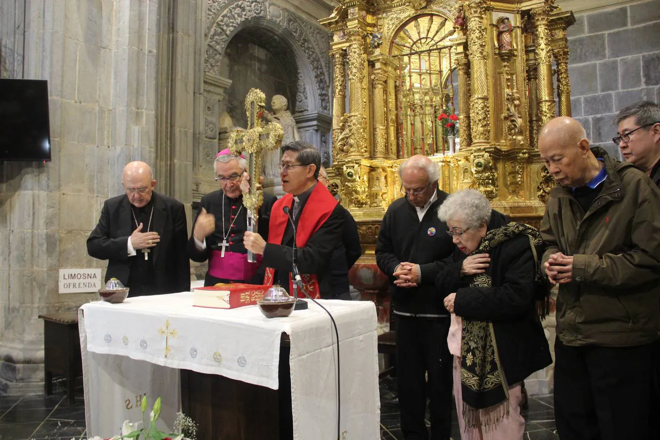 El arzobispo de Manila, en la Puerta del Perdón