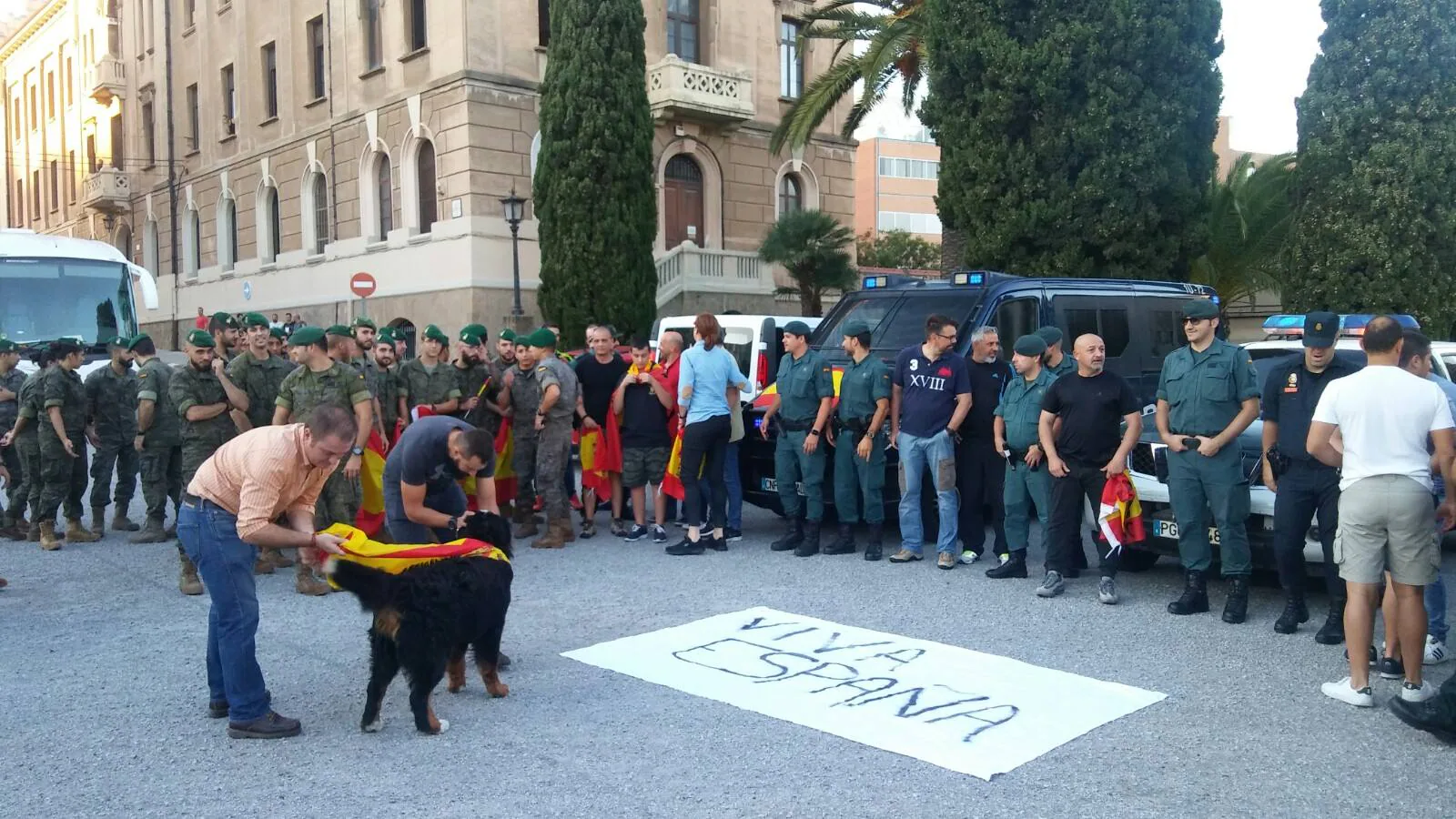 Imágenes de la visita de la Unión de Guardias Civiles de Cantabria a sus compañeros