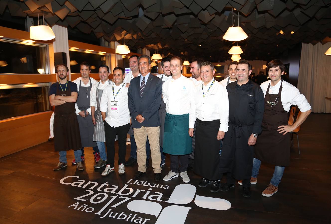 Doce de los más destacados cocineros de la región elaboran con productos cántabros una cena, organizada por la Consejería de Turismo y Cantur, para más de sesenta representantes de medios de comunicación especializados nacionales e internacionales, cocineros de primer nivel nacional e internacional y profesionales influyentes. Cantabria en el l congreso San Sebastián Gastronómika-Euskadi Basque Country 2017 ntabria en el 