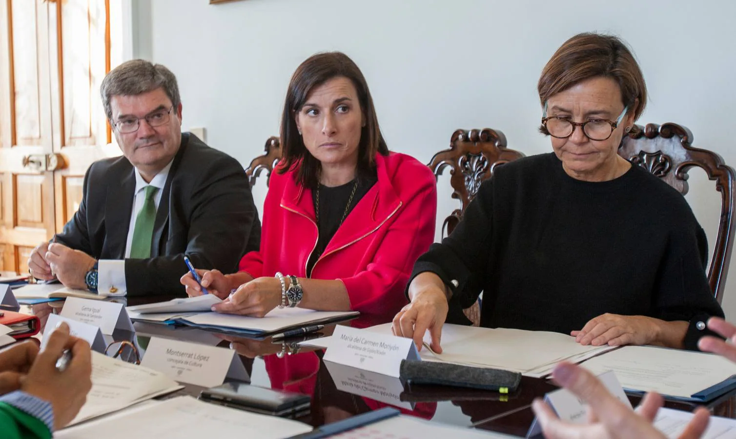 El alcalde de Bilbao, Juan María Aburto, Gema Igual, alcaldesa de Santander, y María del Carmen Moriyón, alcaldesa de Gijón, durante la reunión mantenida en La Magdalena.