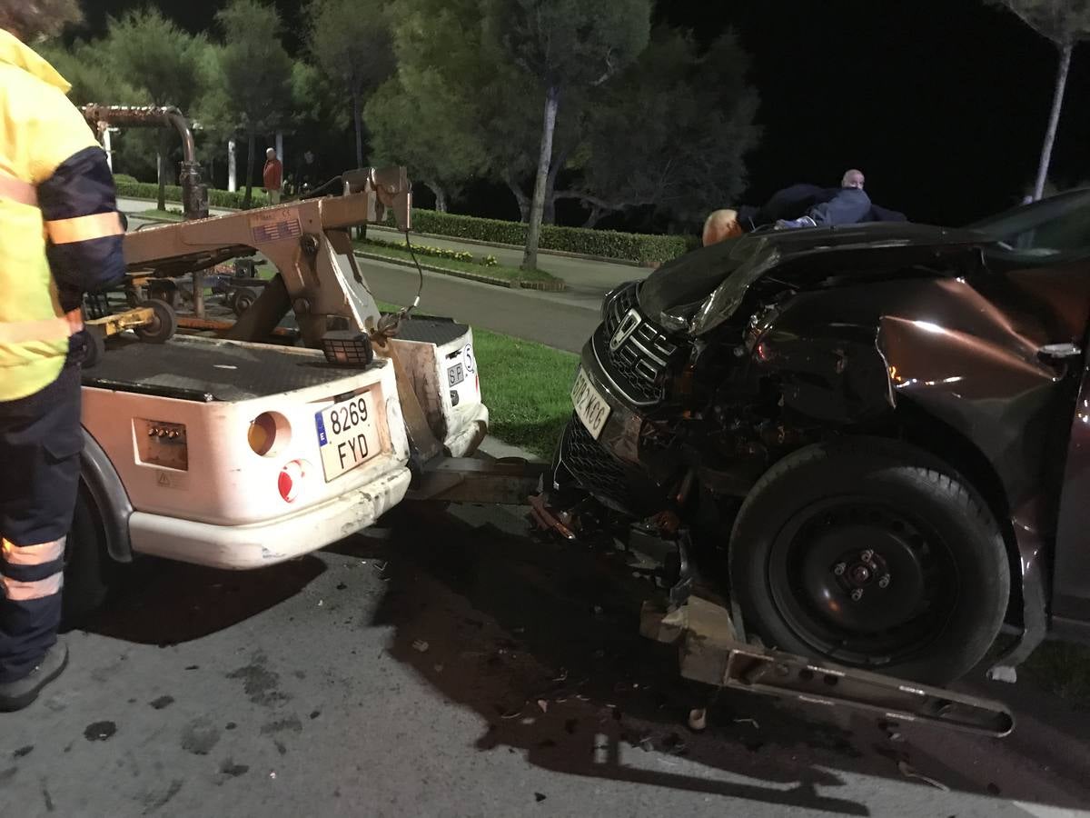 Accidente entre un taxi y un turismo en Reina Victoria