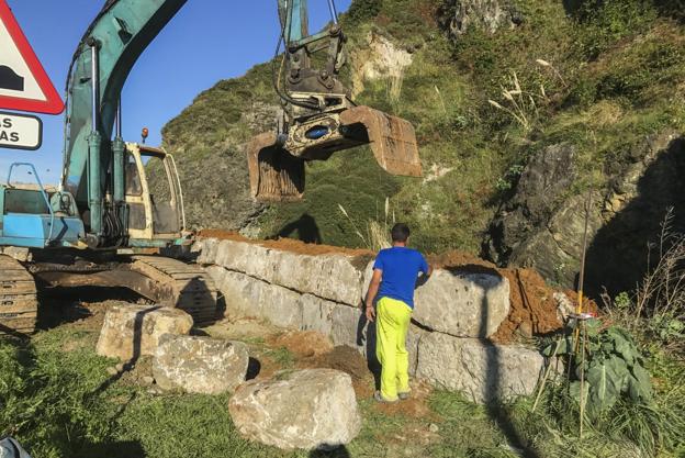 Las piedras retiradas la pasada semana comenzaron a ser colocadas de nuevo ayer en el puerto de Laredo