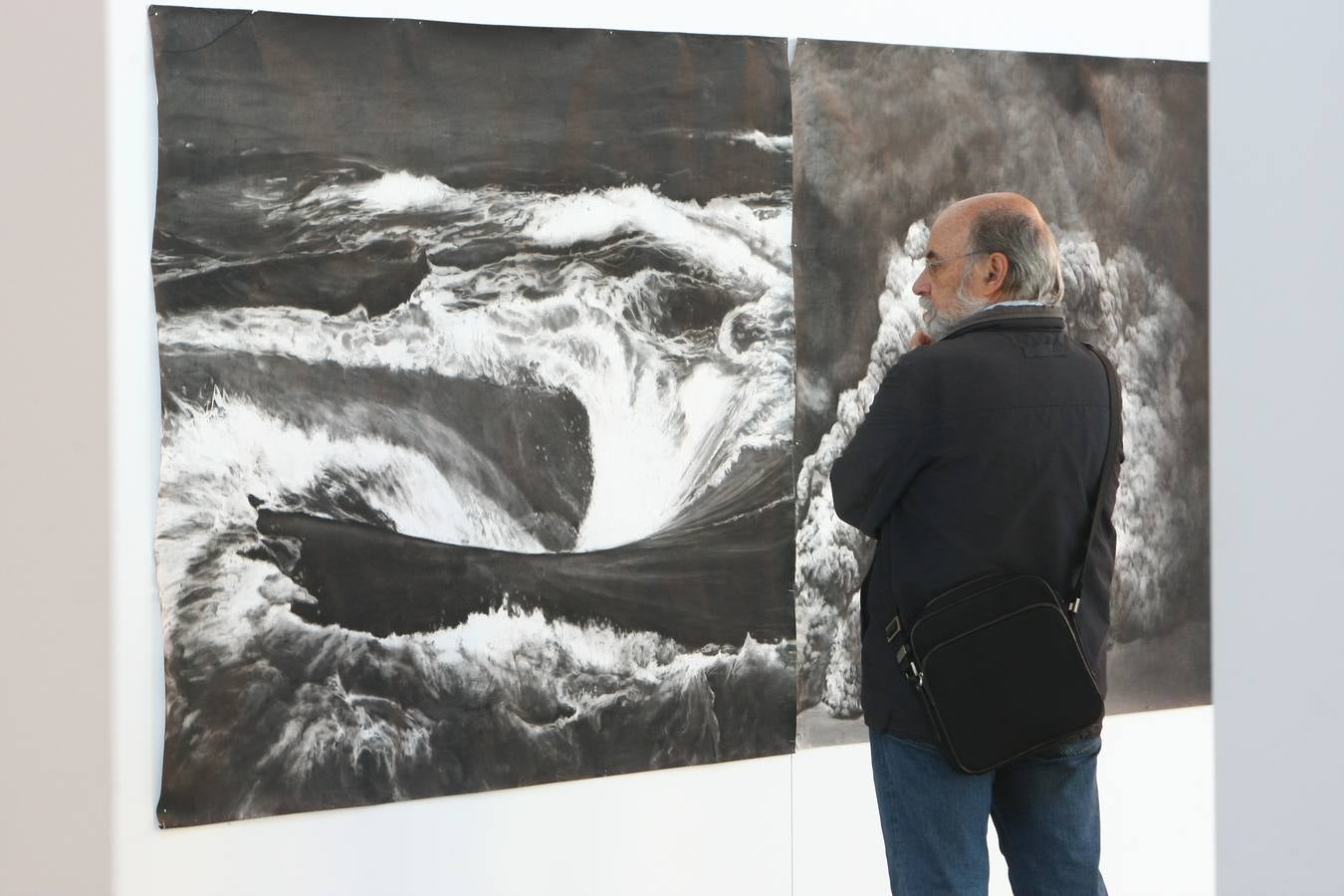 La exposición colectiva "Dibujar la tormenta", que podrá visitarse desde hoy hasta finales de noviembre en la Biblioteca Central de Santander, recoge la obra de ocho artistas españoles que parten del dibujo y lo mezclan con otras técnicas, como el collage, la instalación o la animación.