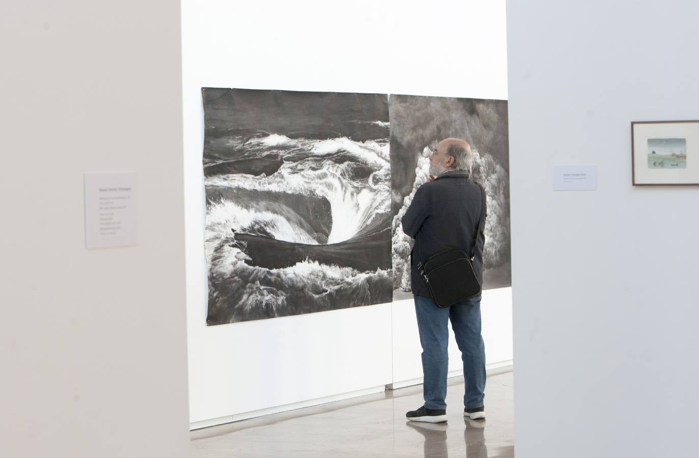 La exposición colectiva "Dibujar la tormenta", que podrá visitarse desde hoy hasta finales de noviembre en la Biblioteca Central de Santander, recoge la obra de ocho artistas españoles que parten del dibujo y lo mezclan con otras técnicas, como el collage, la instalación o la animación.