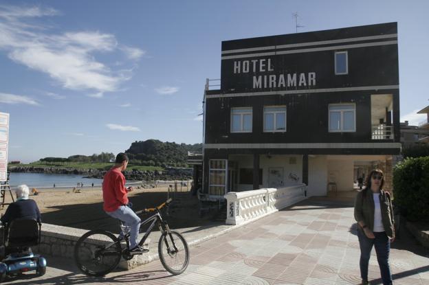 El Ayuntamiento alertó este verano a Costas sobre el estado de deterioro del Hotel Miramar.