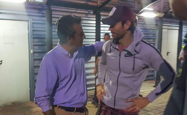 Martín y Enrique Iglesias, antes del concierto en Santander.