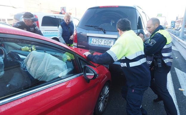 Dos heridos leves por una colisión en cadena en la entrada de Santander