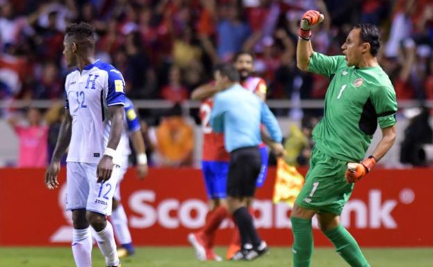 Keylor Navas celebra un gol con su selección. 