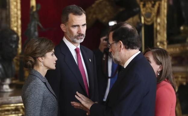 Los Reyes conversan con Rajoy en el PAlacio Real.