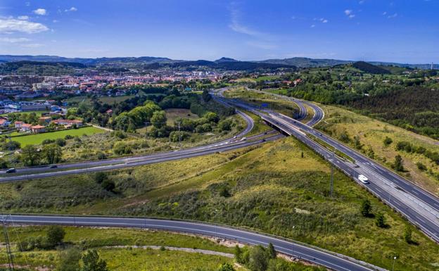 Vista aérea del enlace de Sierrapando con la autovía A-67 y la A-8.