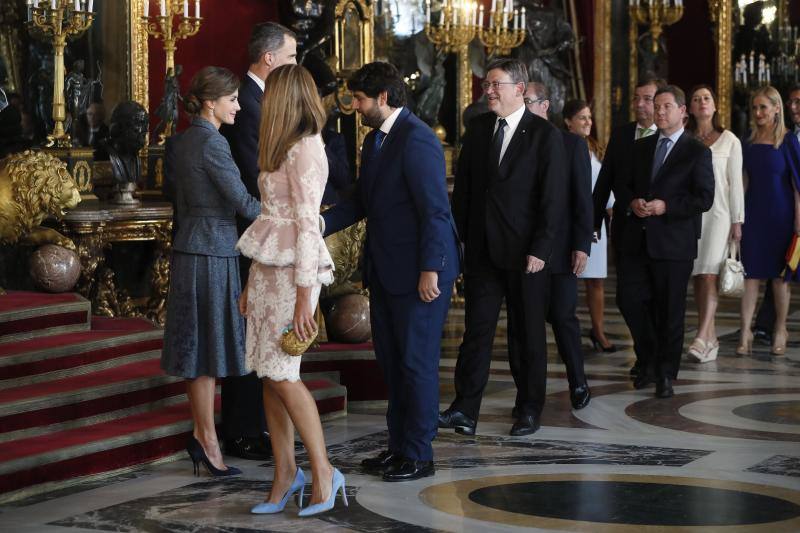 Consternación y gestos serios han sido la tónica general en la tradicional recepción que los Reyes ofrecen en el Palacio Real tras el desfile del 12 de octubre