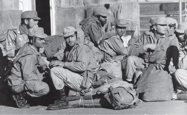 Soldados españoles de reemplazo en El Aaiún, la capital del Sáhara español, a la espera de embarcar hacia la península.