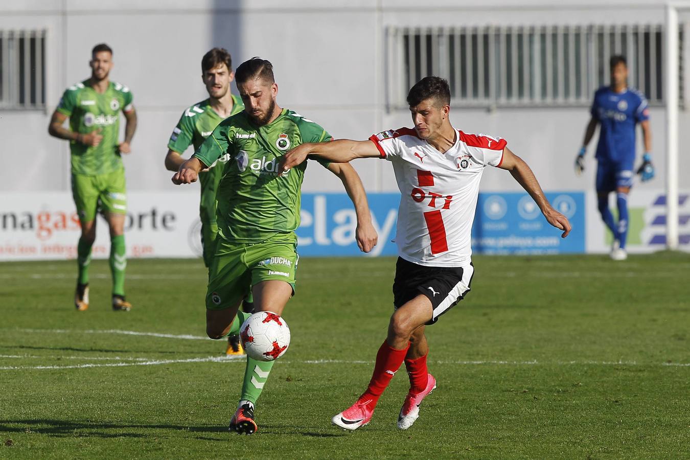 El Racing no puede pasar del empate a cero en Vitoria