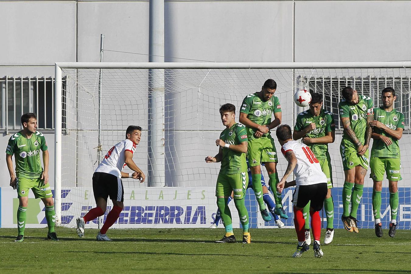 El Racing no puede pasar del empate a cero en Vitoria