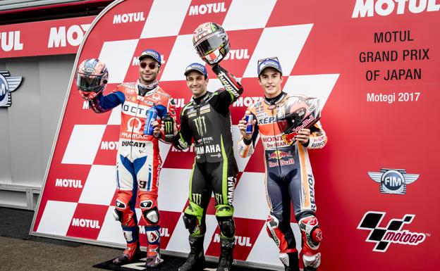 Marc Márquez (d), con Johan Zarco (c) y Danilo Petrucci. 