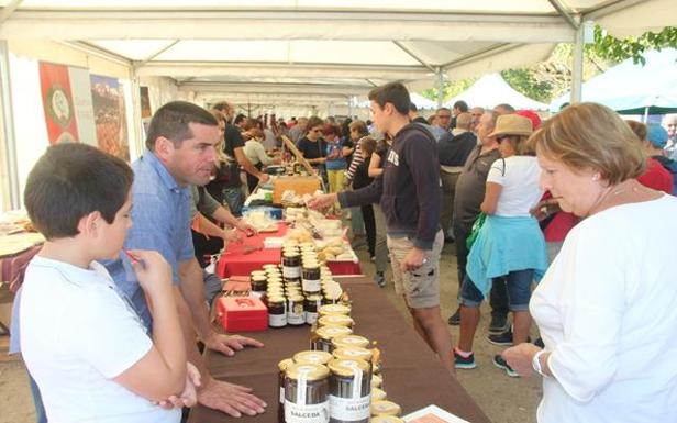 La feria contó con gran número de visitantes que pudieron degustar y adquirir los productos agroalimentarios de Liébana