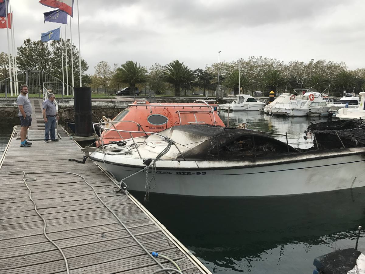 Barcos quemados en Marina del Cantábrico