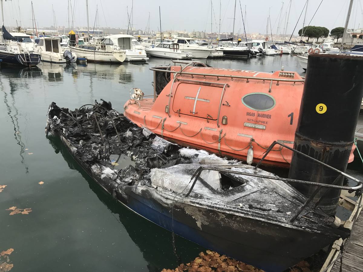 Barcos quemados en Marina del Cantábrico