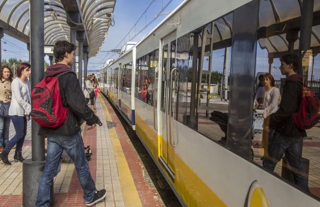 Los alumnos universitarios y de Grando Superior podrán optar a estas ayudas al transporte.