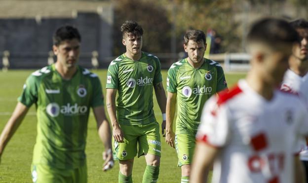 Juanjo, Aquino y Julen se retiran del campo cabizbajos después de no ser capaces de ganar al Vitoria el pasado sábado.