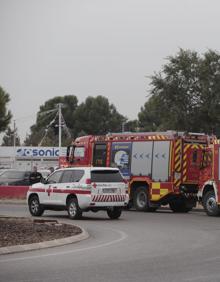 Imagen secundaria 2 - Varios equipos trabajan tras el siniestro en Torrejón. 