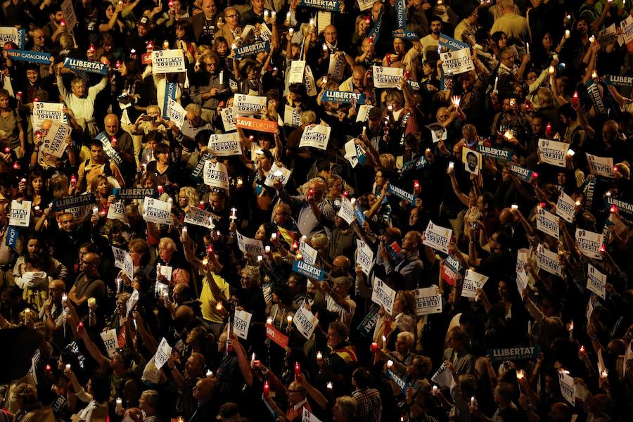 Unas 200.000 personas protestan en Barcelona por encarcelamiento de del presidente de la ANC, Jordi Sànchez, y del de Òmnium Cultural, Jordi Cuixart.