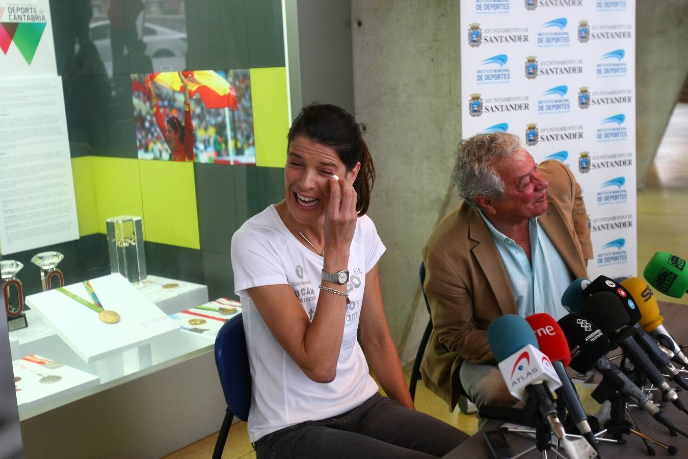 Ruth Beitia, en uno de los momentos más emocionantes de la rueda de prensa de hoy en Santander. 