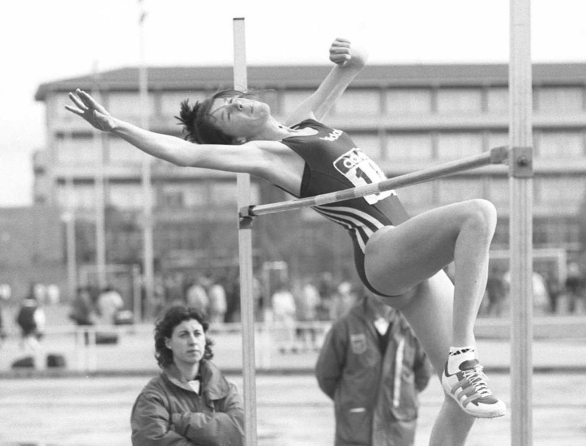 En 1998, la atleta cántabra consiguió igualar el récord nacional junior de salto de altura.