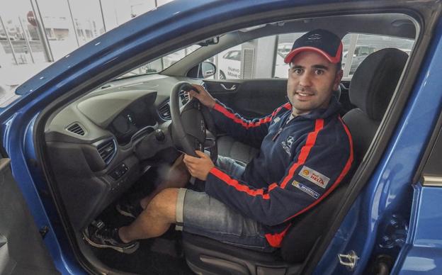 Surhayen Pernía posa en el Hyundai con el que competirá en el rally Santander Cantabria. 