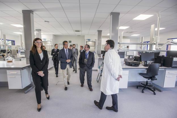 El consejero de Industria y el delegado del Gobierno, entre otros, recorren el nuevo laboratorio tecnológico de Dynasol. 