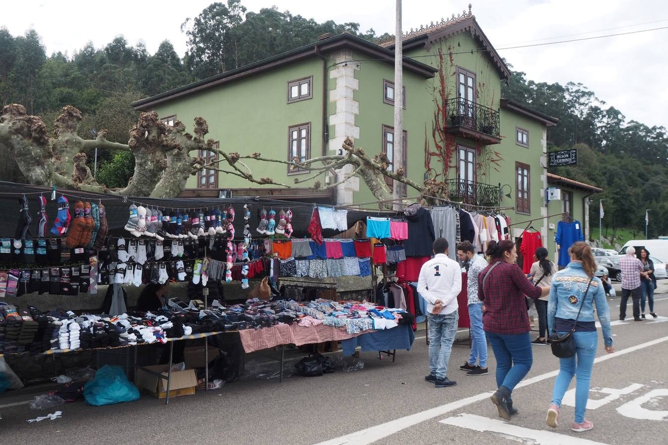 Más de 1.000 personas acuden a la tradicional cita ganadera y comercial que se celebra en Hoznayo