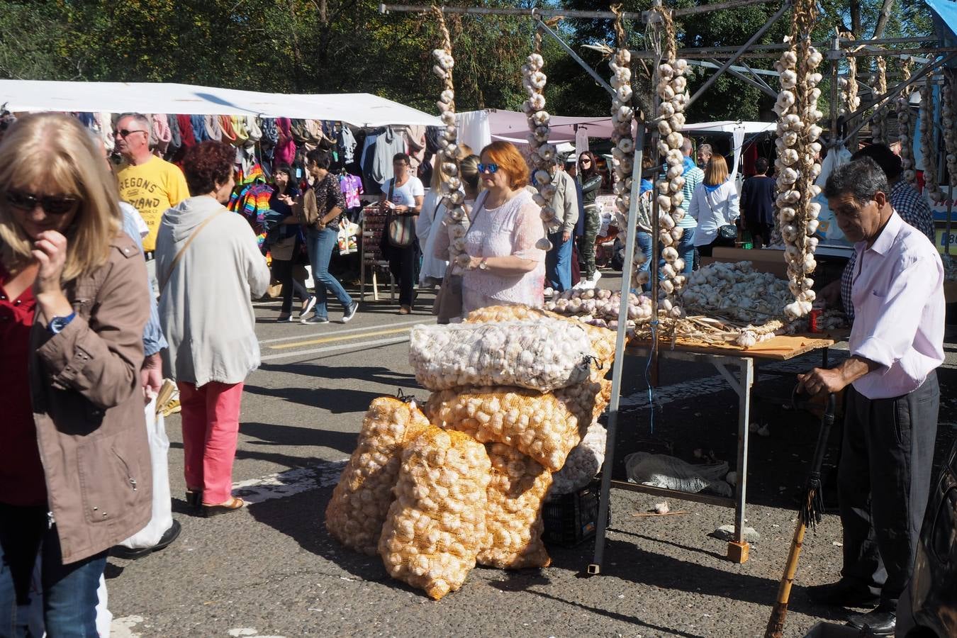 Más de 1.000 personas acuden a la tradicional cita ganadera y comercial que se celebra en Hoznayo