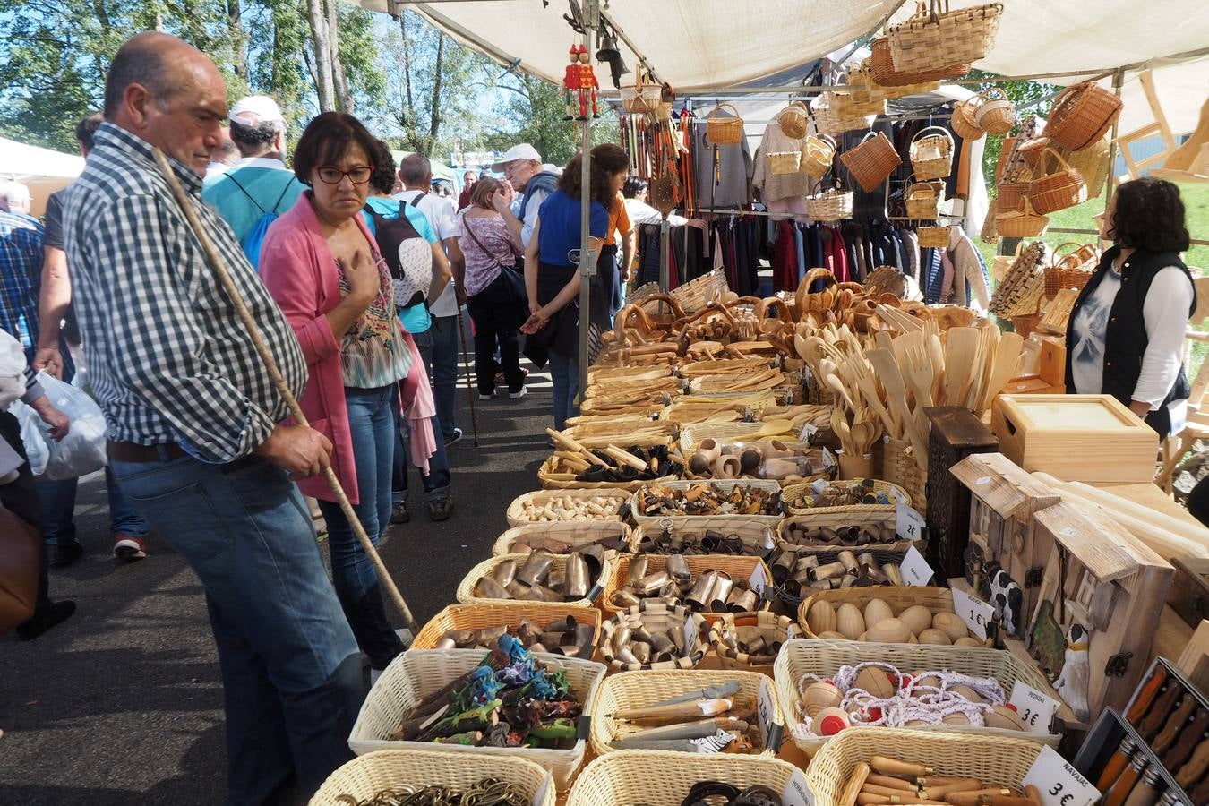 Más de 1.000 personas acuden a la tradicional cita ganadera y comercial que se celebra en Hoznayo