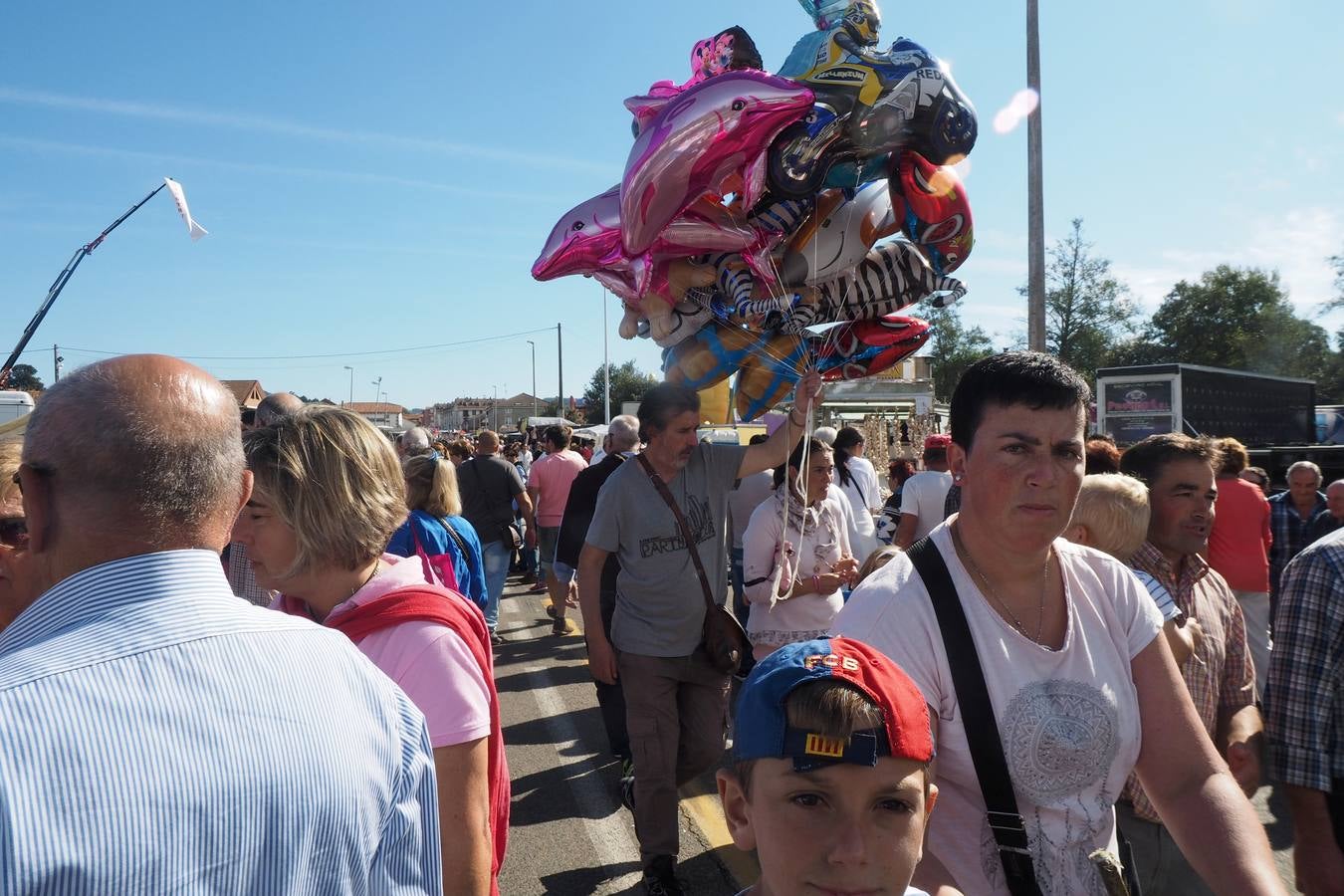 Más de 1.000 personas acuden a la tradicional cita ganadera y comercial que se celebra en Hoznayo