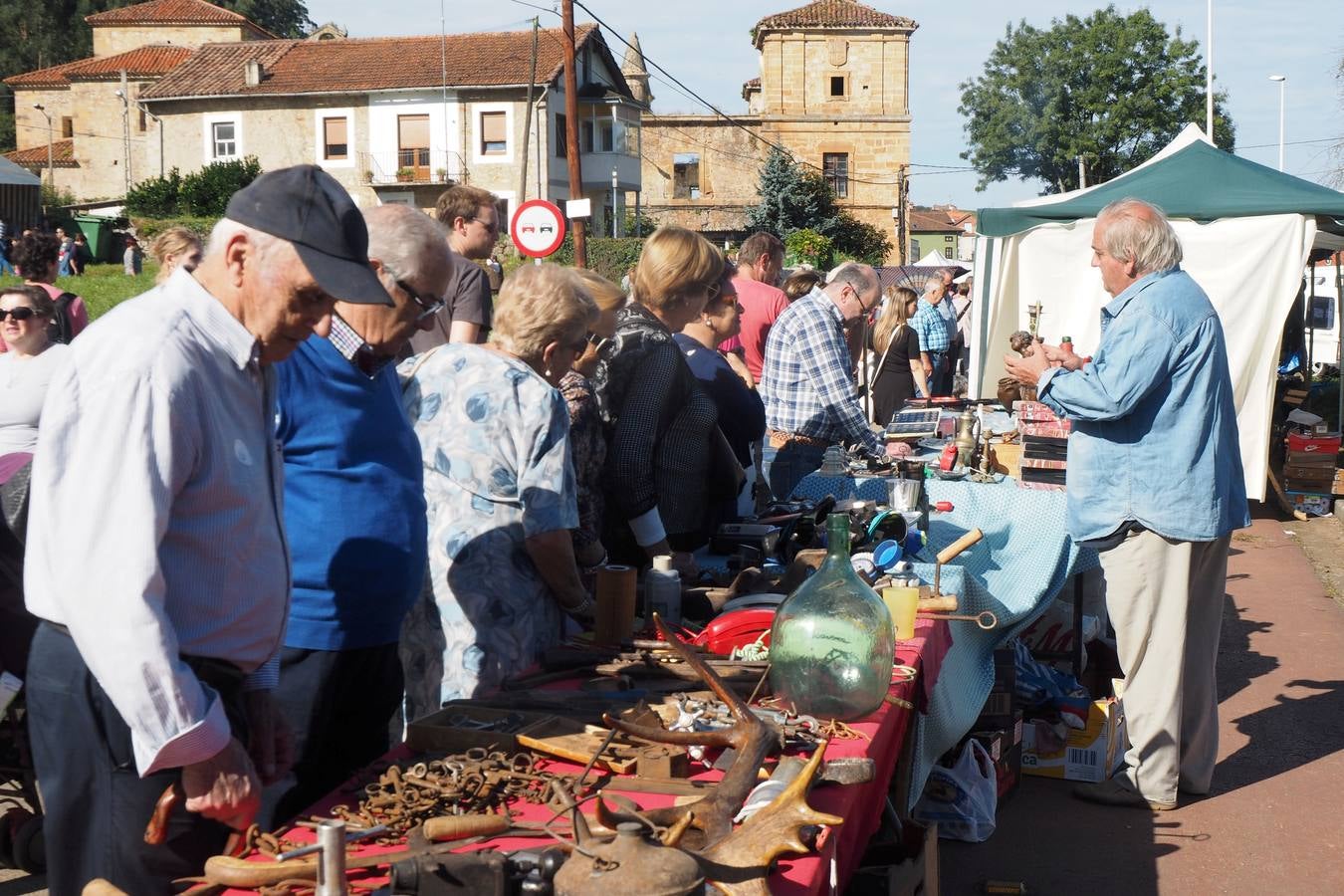 Más de 1.000 personas acuden a la tradicional cita ganadera y comercial que se celebra en Hoznayo