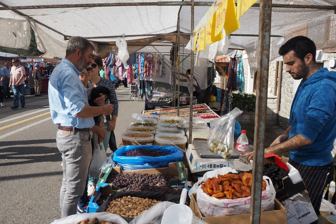 Más de 1.000 personas acuden a la tradicional cita ganadera y comercial que se celebra en Hoznayo