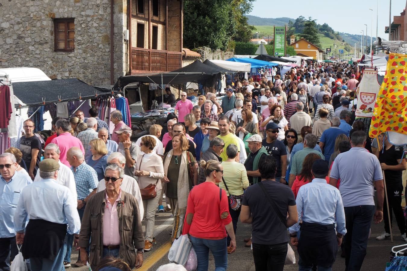 Más de 1.000 personas acuden a la tradicional cita ganadera y comercial que se celebra en Hoznayo