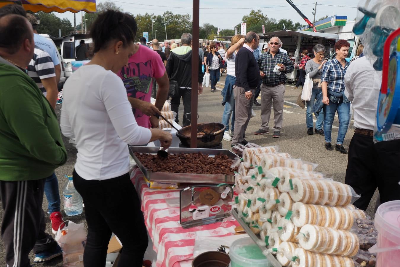 Más de 1.000 personas acuden a la tradicional cita ganadera y comercial que se celebra en Hoznayo