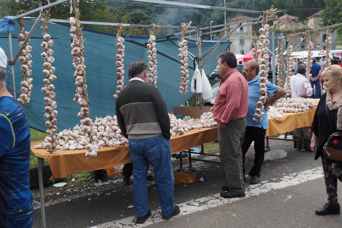 Más de 1.000 personas acuden a la tradicional cita ganadera y comercial que se celebra en Hoznayo