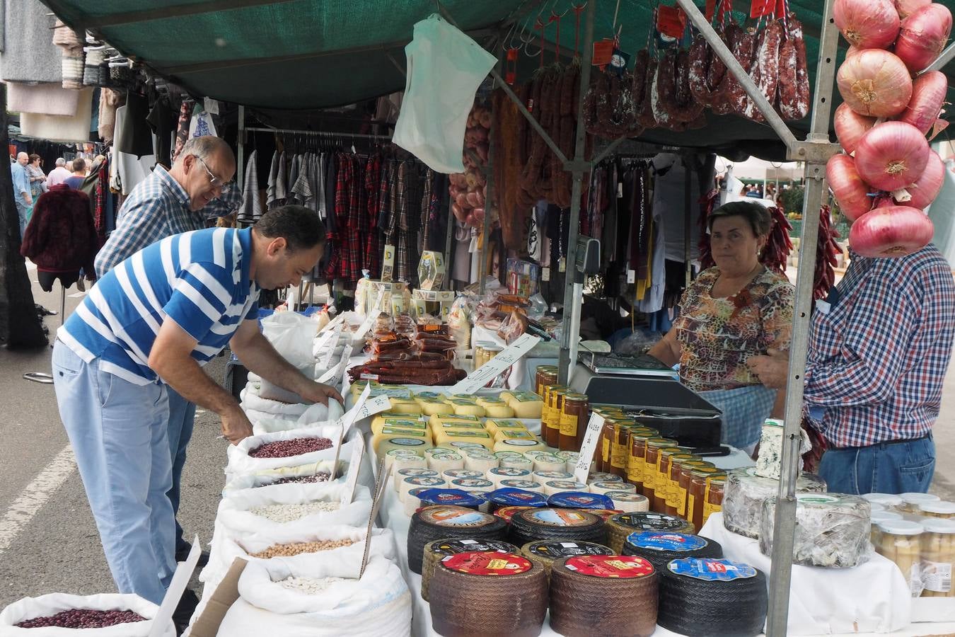 Más de 1.000 personas acuden a la tradicional cita ganadera y comercial que se celebra en Hoznayo