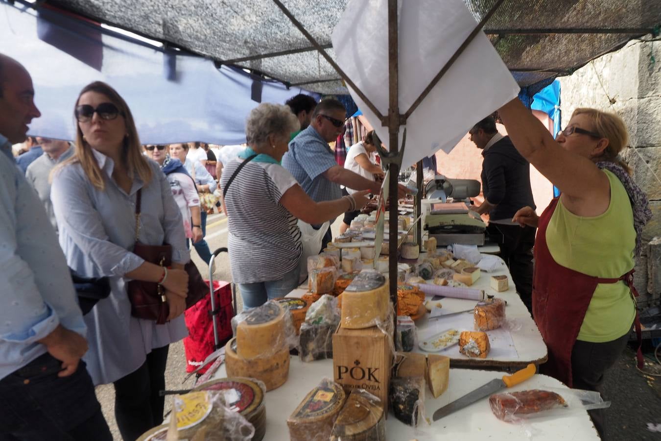 Más de 1.000 personas acuden a la tradicional cita ganadera y comercial que se celebra en Hoznayo