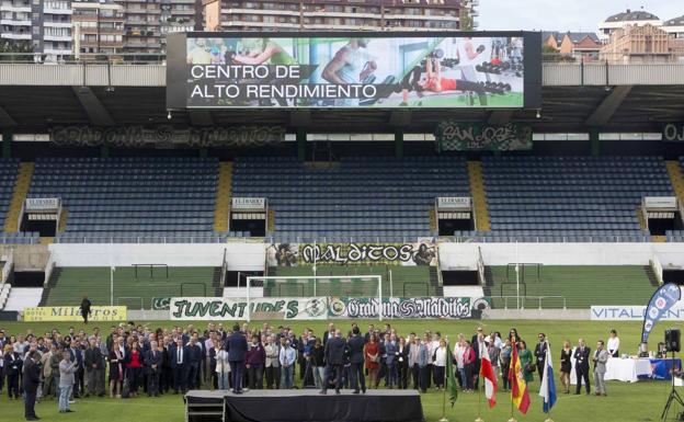 Los asistentes atienden una de las alocuciones en el césped de El Sardinero. Al fondo, uno de los nuevos videomarcadores.