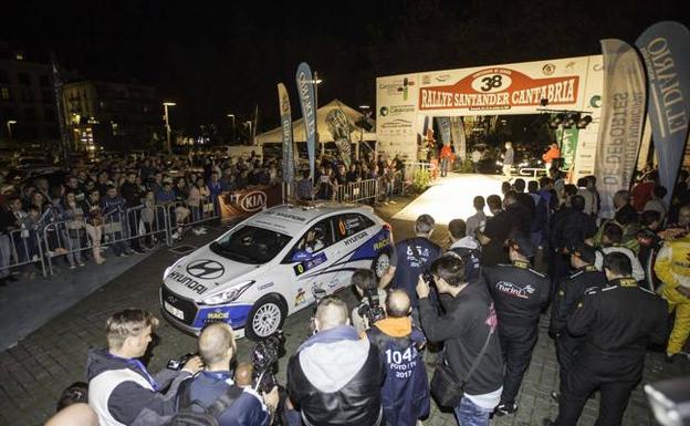 La ceremonia de salida reunió a miles de aficionados en la plaza de Alfonso XIII de Santander para ver de cerca a los participantes. 