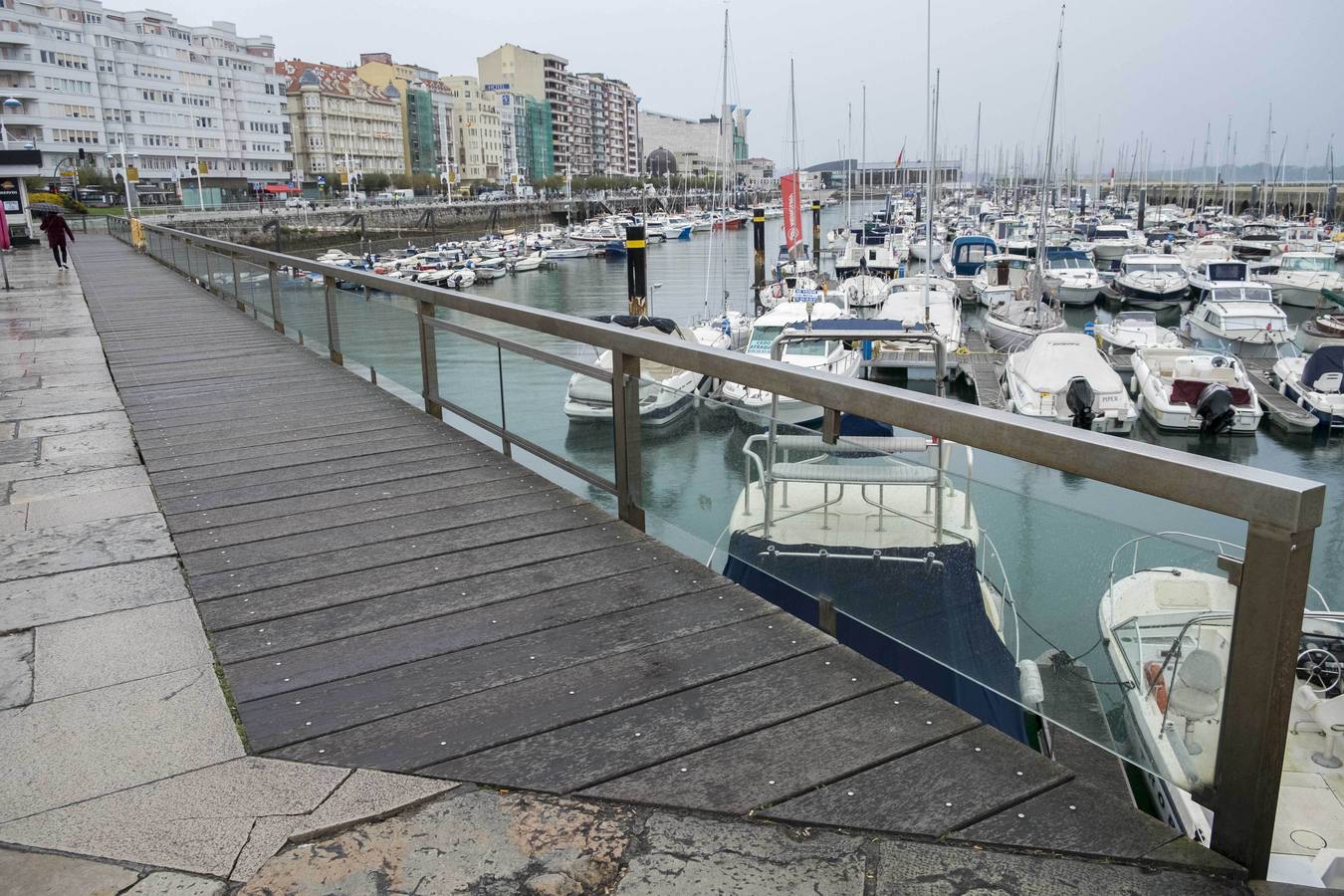 Dársena de Puertochico.Acero inoxidable y cristal sobre suelo de madera.