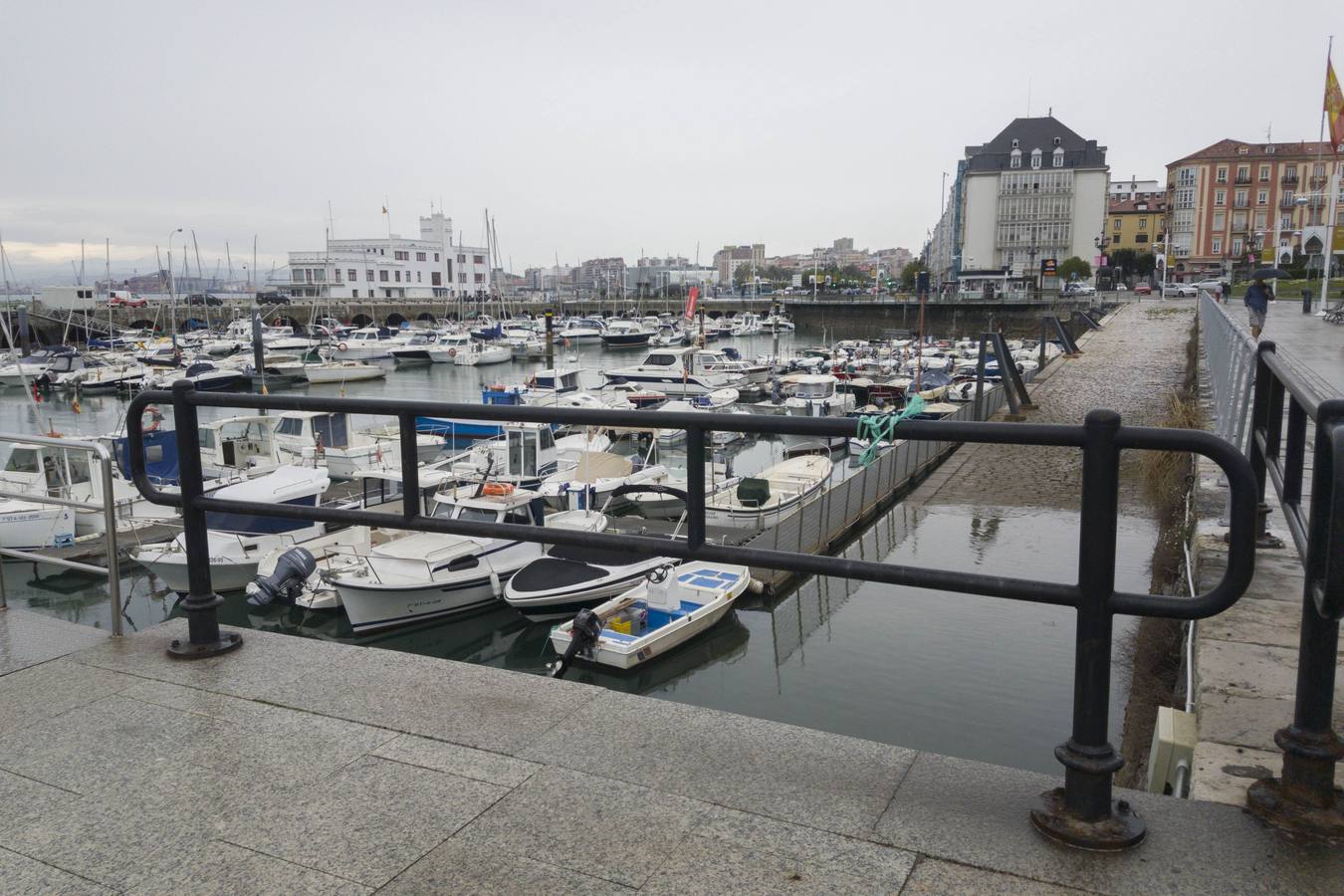 Dársena de Puertochico. De hierro, la más antigua del muelle peatonal.