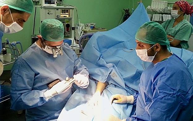 El cirujano Higinio Ayala (izquierda), durante una intervención quirúrgica de mano en el Hospital Al-Shifa, en la Franja de Gaza.